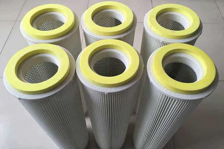 钻井机三亿（中国）一站式服务平台在正常操作下，含尘空气经顶部入口进入HR型除尘器，然后向下经导流板分散后通过滤芯