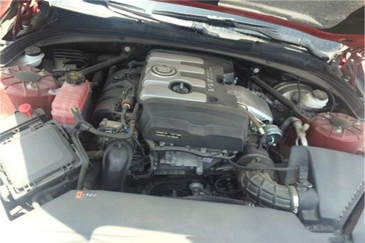 打开发动机舱盖，将三亿平台盒盖朝前掀起，取出空气滤芯，轻轻拍打滤芯端面