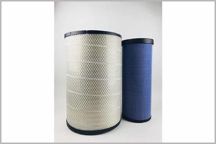 找到液压三亿平台位置，将三亿平台从安装支架上拔下来，将接油杯放在油管下方，并用钳子拆掉原来两边的一次性管箍