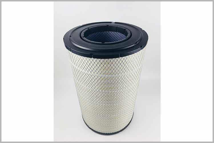 在安装新的汽油发动机三亿平台的时候，我们需要注意三亿平台下方靠右的一个突出的塑料片