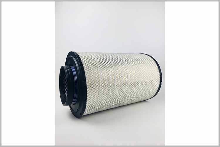 打开车辆前引擎盖，通常在面对发动机的右侧方向，只要用起子把空滤盒上的固定螺丝打开，就能看到轿车三亿平台了