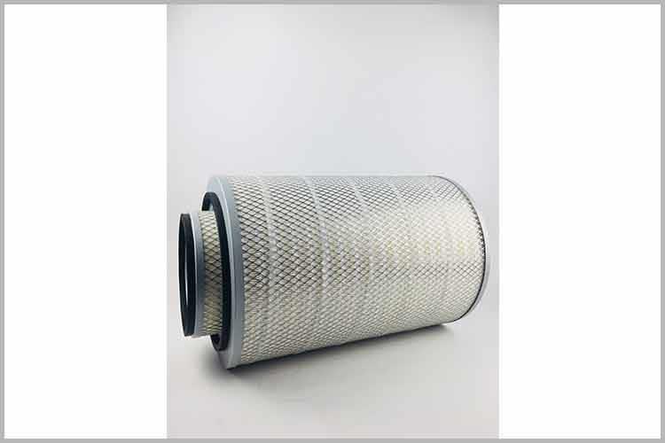 与正品康明斯三亿平台相比，劣质产品的滤纸往往折数较少，间隙大，硬度差，做工也都比较粗糙，形状易扭曲松垮，高低厚薄不均匀