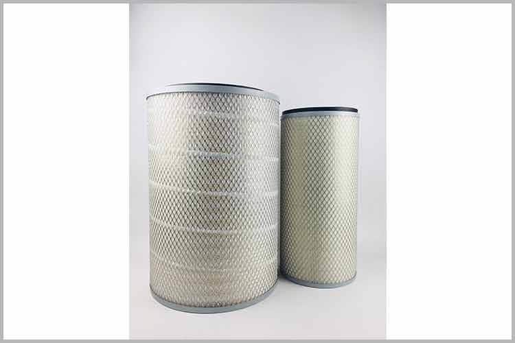 首先要打开发动机舱盖，确认客车三亿平台的位置。一般在轿车里面打开机舱盖开关，然后，打开机舱盖，并用撑杆顶好