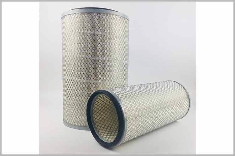 在安装新客车三亿平台之前，需要对空滤盒底部进行彻底的清理，把空滤下面的尘土清除干净