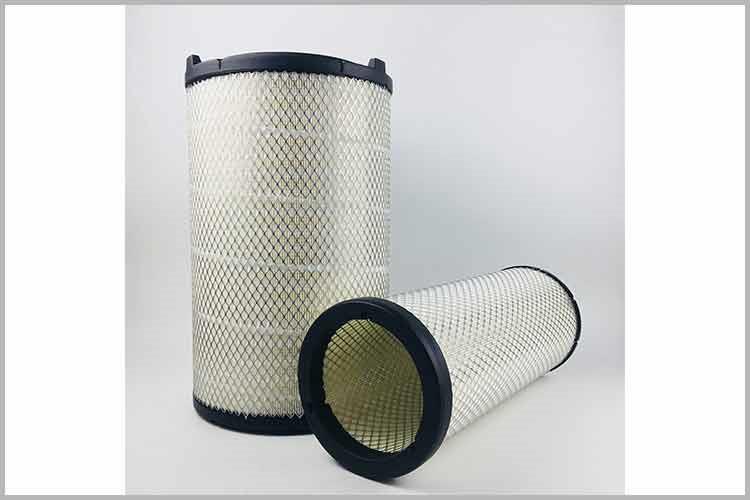 当轿车三亿平台未堵时，进气管内的真空吸力较小不能克服指示器传感器的弹簧弹力