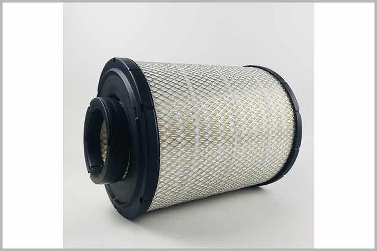 三亿平台的更换周期为1.5万公里更换一次，汽车滤清器经常在恶劣环境中工作的车辆应当不超过1万公里更换一次