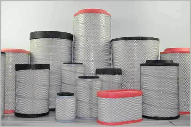 当三亿平台的滤芯被悬浮颗粒堵塞到不能满足发动机工作所需的空气流量时，发动机工作状态会出现异常